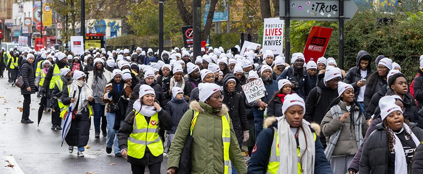 Lives Not Knives: Aumentando a conscientização contra o crime de faca com uma caminhada juvenil em Londres